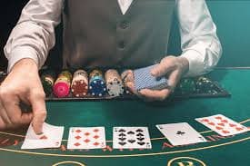 Tampilan meja Live Casino kinitoto dengan dealer langsung yang disiarkan secara real-time untuk pengguna Indonesia